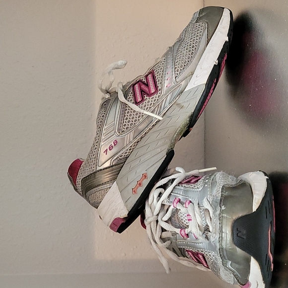 New Balance x Susan G. Moment for the Cure Breast Cancer Gray & Magenta …